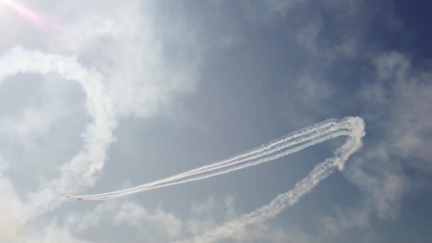 Kampfflugzeuge ragen hoch in den Himmel. strahlende Sonne. Cooles Filmmaterial. - Filmmaterial, Video