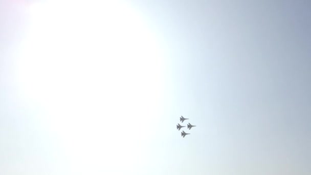 Les combattants militaires s'envolent haut dans le ciel. Soleil éclatant. Images cool
. - Séquence, vidéo