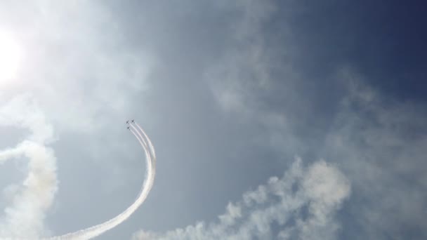 Katonai harcosok repülnek magasan az égbe. Fényes nap. Király felvétel.. - Felvétel, videó
