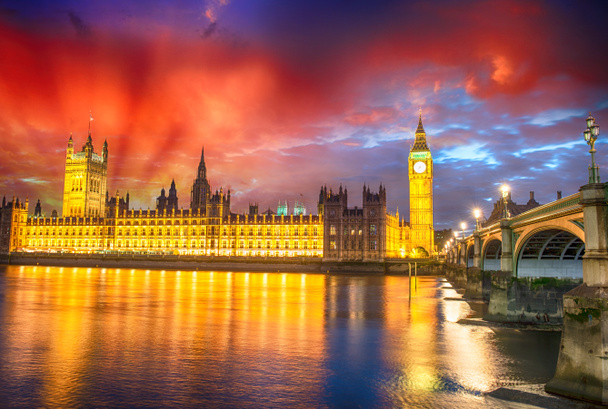 Потрясающий вид на закат Лондона
. - Фото, изображение