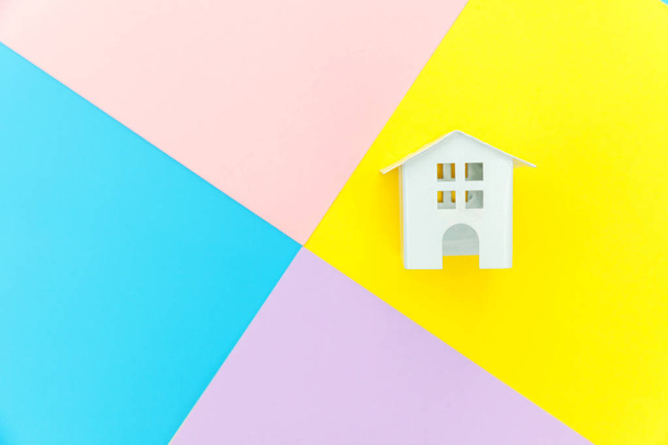 Biały dom miniaturowy kolor na białym tle niebieski pastel różowy tło zabawka - Zdjęcie, obraz