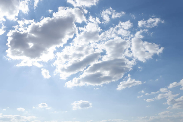 ciel bleu clair avec des nuages blancs mis en évidence gros plan dans les rayons
 - Photo, image