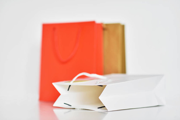 bolsa de compras de papel colorido sobre un fondo blanco
 - Foto, imagen