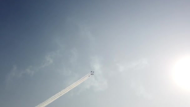 Los combatientes militares se elevan alto en el cielo. Brillante sol. Imágenes geniales
. - Metraje, vídeo