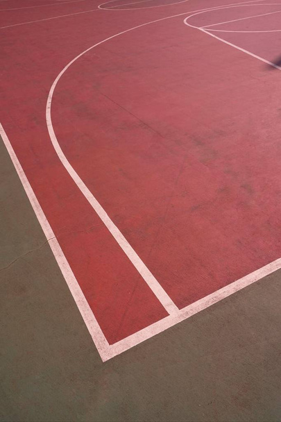                            punainen koripallokenttä valkoisilla viivoilla kadulla
 - Valokuva, kuva