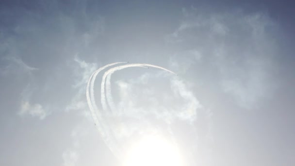 Militaire strijders vliegen hoog de lucht in. Heldere zon. Cool beeldmateriaal. - Video
