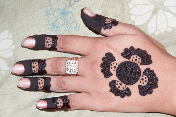 Hennè arte e design sulla mano della sposa
  - Foto, immagini