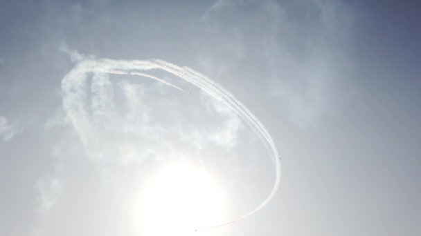 Militaire strijders vliegen hoog de lucht in. Heldere zon. Cool beeldmateriaal. - Video