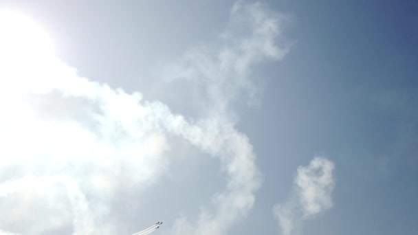 Katonai harcosok repülnek magasan az égbe. Fényes nap. Király felvétel.. - Felvétel, videó