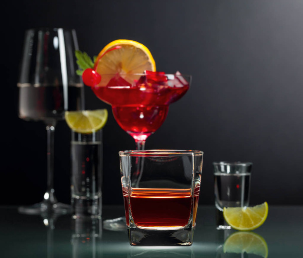 Διάφορα αλκοολούχα ποτά σε μαύρο φόντο. - Φωτογραφία, εικόνα