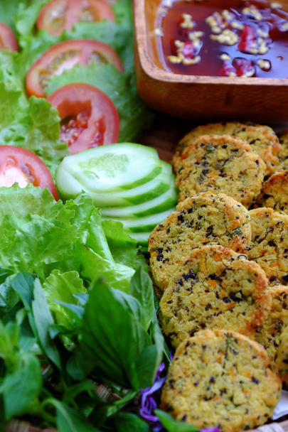 Fermer Nourriture végétalienne vietnamienne, tartes aux haricots verts avec salade
 - Photo, image