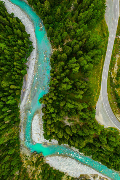 Řeka v lese protéká ve Švýcarsku. Vzdušný výhled z dronu na modrou řeku v horách - Fotografie, Obrázek