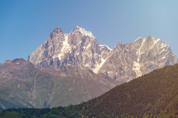 Blick auf den Berg ushba. ushba ist einer der bemerkenswertesten Gipfel von t - Foto, Bild