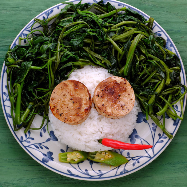 plato de arroz con agua hervida gloria de la mañana, salchicha vegana cocinero wi
 - Foto, imagen