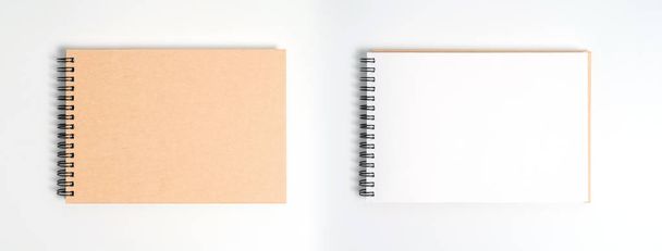Un cuaderno en un muelle. Aislado sobre fondo blanco
. - Foto, Imagen