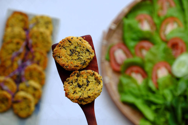 Vietnamilainen vegaaniruoka, vihreät papupiirakat salaatilla, suolainen ruokalaji
 - Valokuva, kuva