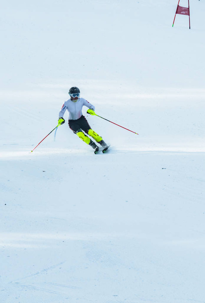 skier going down the mountain - Zdjęcie, obraz
