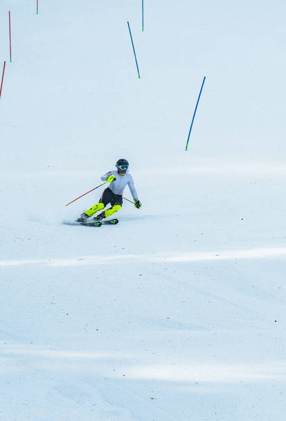 skier going down the mountain - Foto, afbeelding