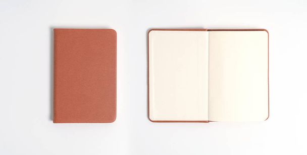 вид зверху порожній помаранчевий шкіряний щоденник на білому столі
 - Фото, зображення