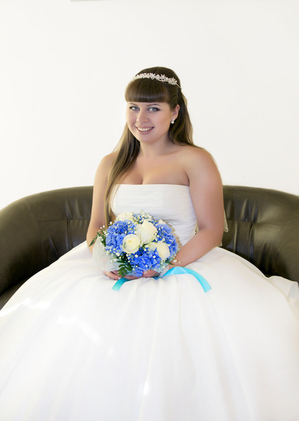 junge Braut mit einem Strauß - Foto, Bild