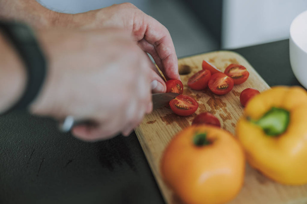 Cook preparing a tomato salad for dinner - Fotografie, Obrázek
