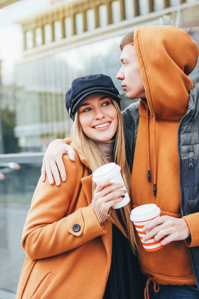 Szczęśliwy młody para w miłość nastolatków przyjaciele ubrany w casual styl chodzenie razem na City ulica w zimny pora - Zdjęcie, obraz