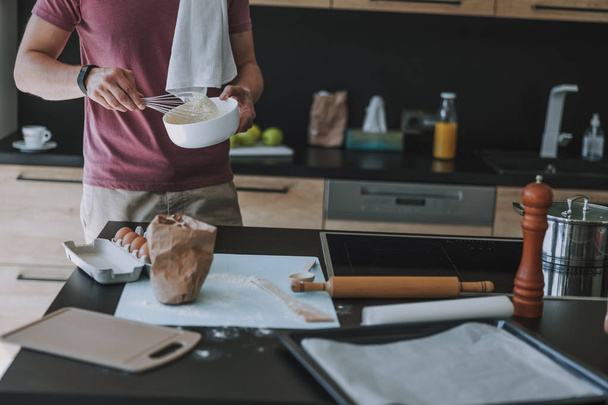 Man preparing his breakfast in the kitchen - Foto, immagini