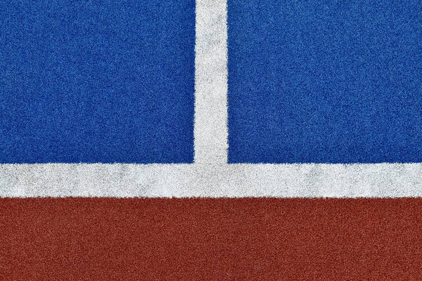  linha branca em azul com futebol marrom textura relva artificial e fundo
 - Foto, Imagem