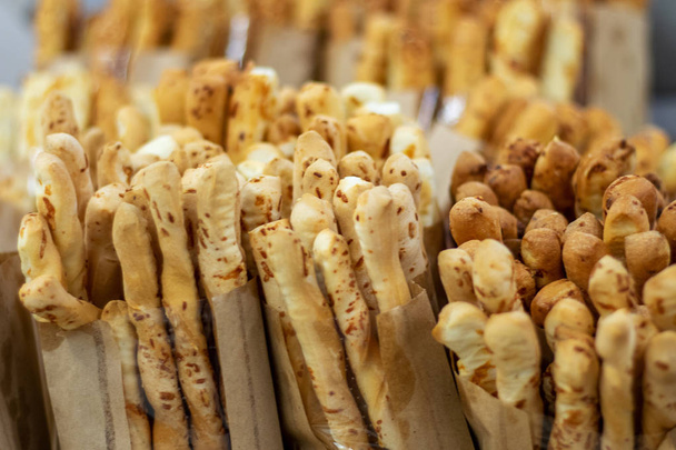 Breadsticks (grissini, grissino ou palitos de mergulho) na prateleira em uma padaria
. - Foto, Imagem
