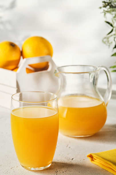 Свіжовичавлений апельсиновий сік зі свіжими фруктами. - Фото, зображення