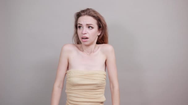 Bella ragazza in t-shirt beige su sfondo bianco isolato mostra emozioni
 - Filmati, video