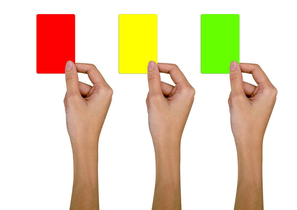 Рука тримає червону картку, жовту картку, зелену картку на білому тлі. з відсічним контуром
 - Фото, зображення