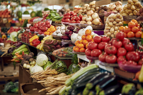 Fresh vegetables on display counter stock photo - Foto, immagini