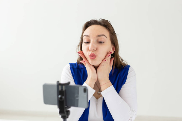 Bloggaaminen, lähetys ja ihmisten käsite - nainen bloggaaja puhuu kameralle katsojilleen
 - Valokuva, kuva