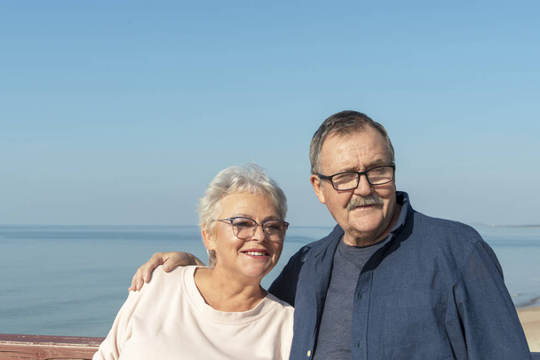 Ευτυχισμένοι ηλικιωμένοι ζευγάρι στην παραλία  - Φωτογραφία, εικόνα