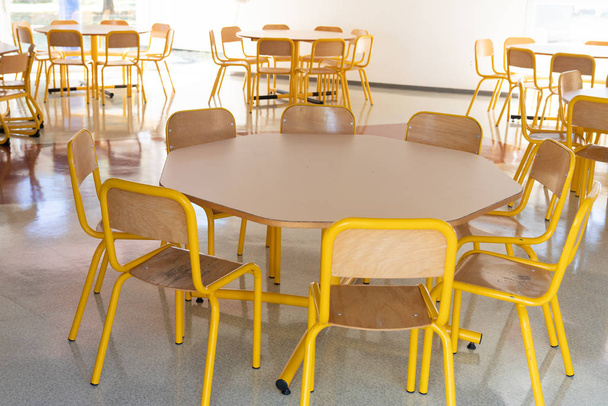黄色い椅子テーブル子供学校のカフェテリア - 写真・画像