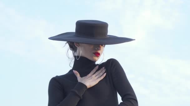 Красивая таинственная женщина в черном обнимает себя чувственно
 - Кадры, видео