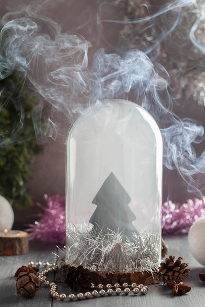 Weihnachtsbaum-Silhouette im Glas mit Dampf und Weihnachtsdekoration - Foto, Bild