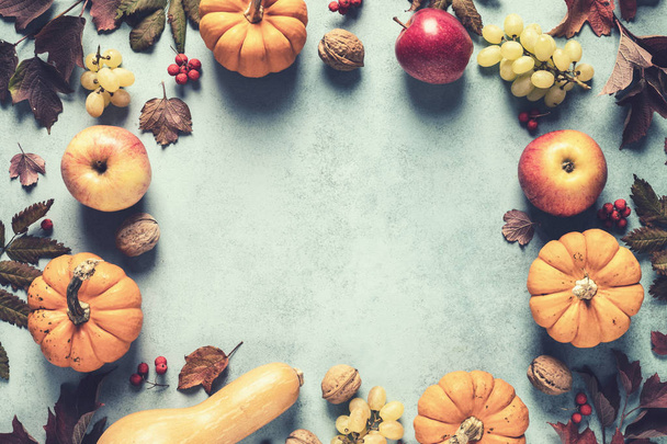 Jesienne tło liści jesiennych i dyni i zbiorów odmian owoców i puste miejsce na tekst, mogą być używane do dziękczynienia lub Halloween lub inne jesienne święta - Zdjęcie, obraz