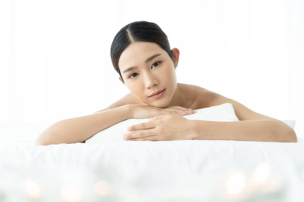 Beautiful young Asian woman lying down on massage beds at luxury - Foto, afbeelding