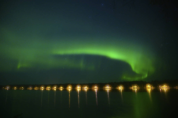 Kuzey kutup ışığı Aurora borealis yıldızlı altında iluminated - Fotoğraf, Görsel