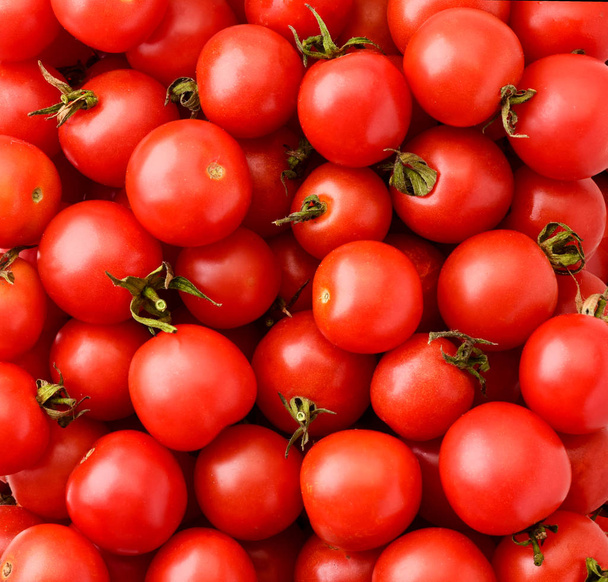 Dojrzałe pomidory cherry tle. Widok z góry. - Zdjęcie, obraz