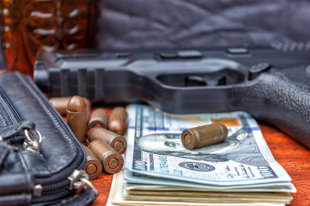 Des balles, de l'argent, des armes démontrant le concept de bandit. T
 - Photo, image
