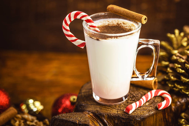 Eggnog / Gemadinha is an alcoholic beverage or cocktail of US origin served at Christmas dinner, Eggnog with cinnamon and nutmeg for Christmas and winter holidays, Typical Christmas dinner drink. - Photo, Image