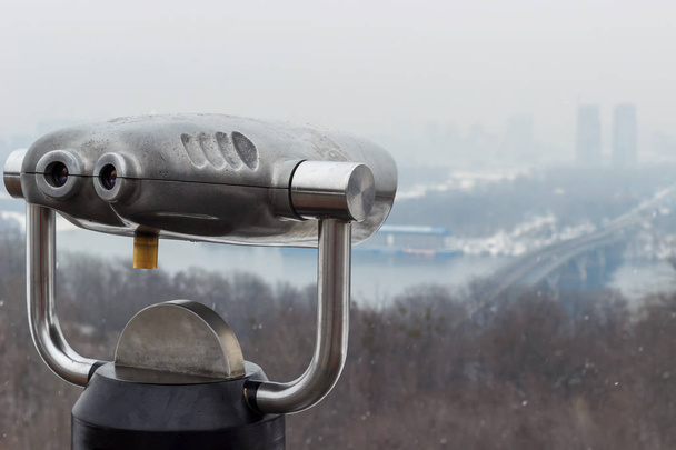 Binokulární dalekohled s dalekohledem, stojící na hoře,  - Fotografie, Obrázek