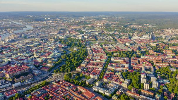 Göteborg, Zweden. Panorama van het centrale deel van de stad. Zonsondergang, van Drone  - Foto, afbeelding