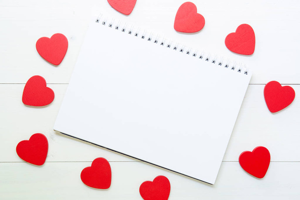 Красное сердце формы текстуры с любовью и ноутбука на деревянном белом б
 - Фото, изображение