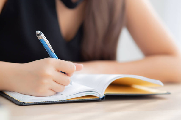 Close-up hand Aziatische vrouw zitten studie en leren schrijven notitie - Foto, afbeelding