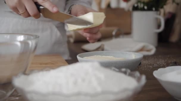 The chef cuts the butter - Materiał filmowy, wideo