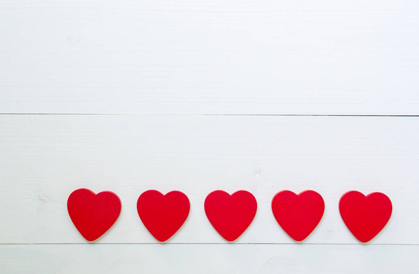 Cuore Rosso con amore su sfondo di legno, 14 febbraio San Valentino
  - Foto, immagini